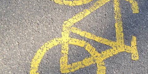 Eine Markierung auf dem Asphalt weist den Weg für Fahrradfahrerinnen und Fahrradfahrer
