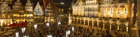 Frohes Treiben auf dem marktplat bei Nacht