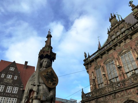 Der Roland und eine Ecke des Bremer Rathauses vor blauem Himmel