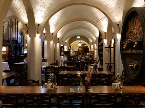 Der Gastraum im Bremer Ratskeller mit vielen gedeckten Tischen.