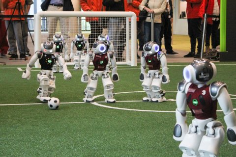 Roboter kurz vor einem Mittelfeldschuss beim Gruppenspiel gegen das SPQR Team auf dem RoboCup 2019 in Sydney