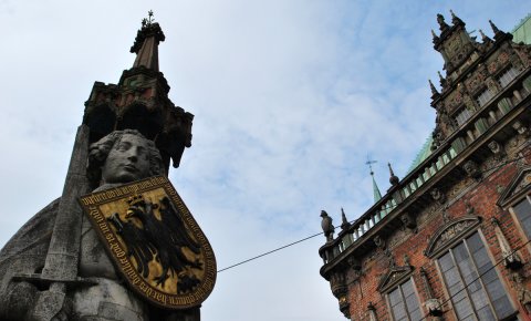 Nahaufnahme der steinernen Roland-Figur gegenüber des Rathauses