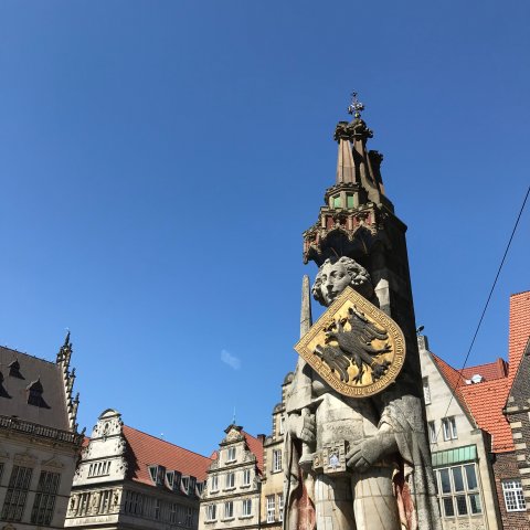 Der Roland vor dem historischen Gebäudeensemble auf dem Bremer Marktplatz
