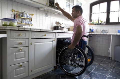 Ein Mann im Rollstuhl in der Küche.