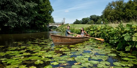 Im Sommer vor allem bei Paaren beliebt: eine romantische Ruderbootfahrt im Bürgerpark.
