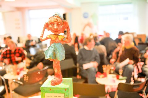 Die Bronzeskulptur "Rüdi hört" wird regelmäßig als Journalistenpreis verliehen.