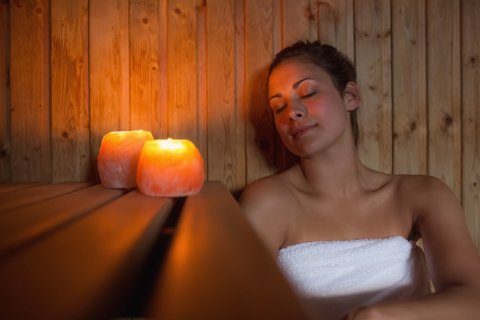 Frau entspannt in der Sauna