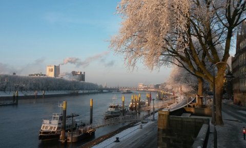Die Weser und die Bremer Schlachte in der Morgensonne, Bäume voller Eis; Quelle: WFB/bremen.online - MDR
