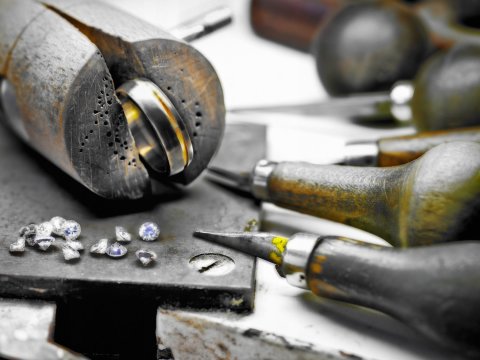 Ein Ring wird in einer Goldschmiedewerkstatt angefertigt.