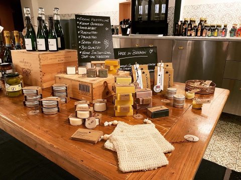 Verschiedenen Bremer Manufakturprodukte werden auf einem Tisch präsentiert.