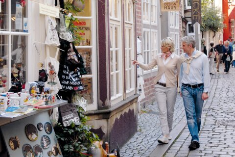 Ein Paar mach einen Schaufensterbummel im Bremer Schnoorviertel