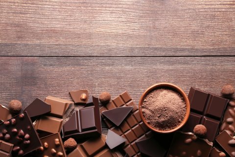 Ein Bild von verschiedensten Schokoladen von oben.
