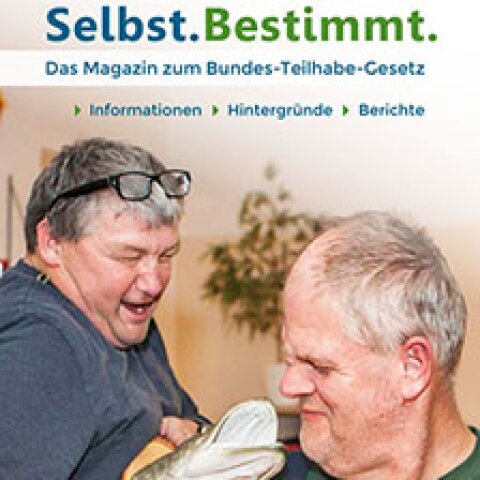 Zwei lachende Männer auf dem Titelbild des Magazins "SelbstBestimmt - Das Magazin zum Bundes-Teilhabe-Gesetz". 
