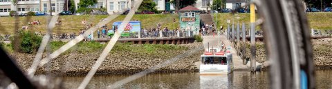 Ob mit dem Fahrrad oder der Sielwallfähre: Der Weserstrand am Café Sand hat im Sommer eine große Anziehungskraft. (Quelle: WFB Wirtschaftsförderung Bremen GmbH/T. Vankann)