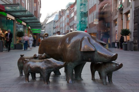 Das Bronzedenkmal der Schweine in der Sögestraße.