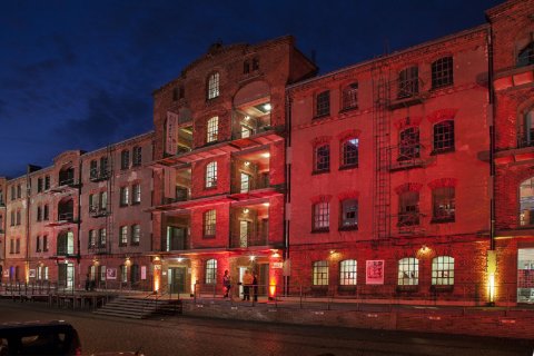 Das Hafenmuseum Bremen bei Nacht.