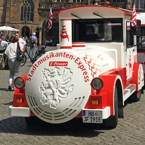 Der Stadtmusikantenexpress wartet vor dem Bremer Rathaus auf Gäste.
