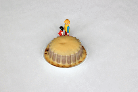 Bildabfolge zeigt zwei Playmobilfiguren, die scheinbar um einen gestürzten Pudding spazieren.