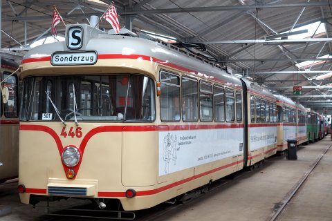 Historische Straßenbahn im Depot