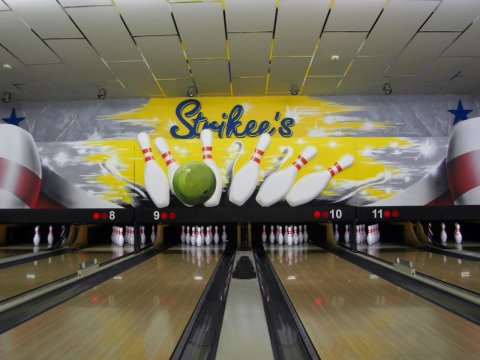 Eine Bowlingbahn mit dem Logo von Strikee's.