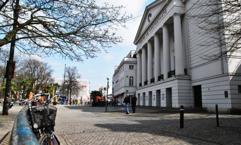 Gebäude des Theaters am Goetheplatz mit Vorplatz mit Menschen und Fahrrädern (Quelle: privat / jua)