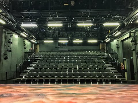 Blick aus Richtung Bühne auf die Zuschauerplätze im Theater Bremen