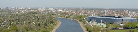 Aufnahme einer Drohne zeigt die Weser auf Höhe des Stadions aus der Vogelperspektive