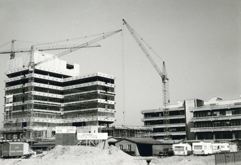 Ein schwarz-weißes Foto zeigt eine Baustelle und Kräne auf dem Gelände der Uni Bremen; Quelle: Staatsarchiv Bremen/Universität Bremen