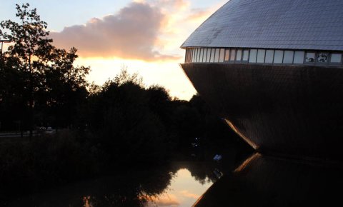 Das muschelförmige Universum Bremen in der Dämmerung
