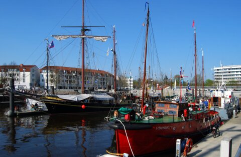 Zu sehen ist der Vegesacker Hafen. Es sind mehrere Schiffe im Hafenbecken zu sehen. 