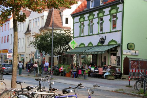 Blick auf ein belebtes Café in Findorff