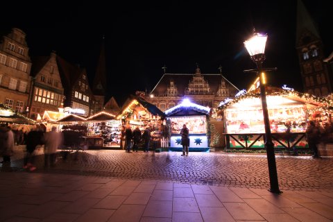 Blick auf den Weihnachtsmarkt am Marktplatz 