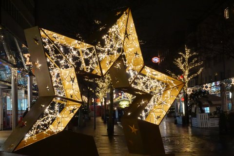 Eine Art leuchtender Weihnachtsstern als Eingangstor eines Weihnachtsmarktes.