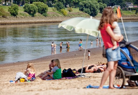 Kinder am Weserstrand und im Badebereich