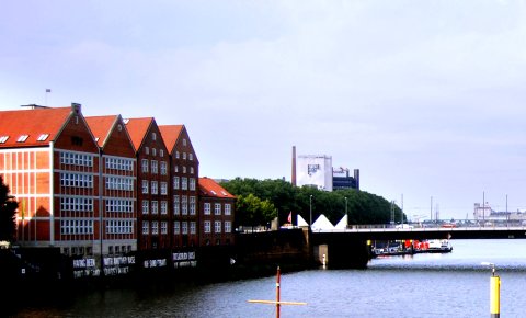 Blick die Weser entlang, linker Hand das Gebäude der Weserburg.