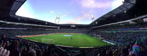 Panoramablick vom Zuschauerrang ins Weser Stadion