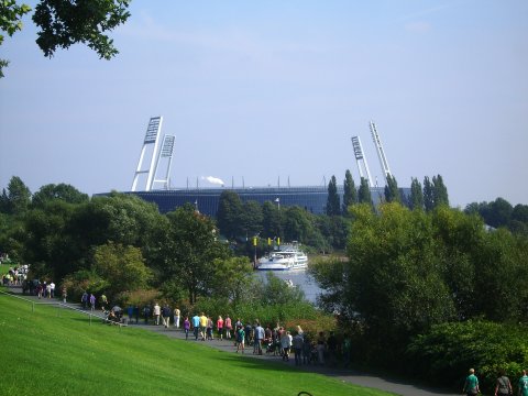 Blick vom Osterdeich aus auf die Weser-Fähre am Anleger am Weser-Stadion
