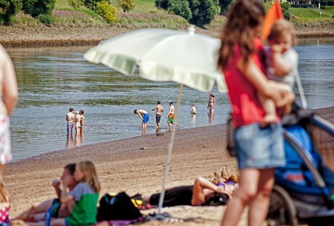 Im Sommer einer der beliebtesten Orte in Bremen: der Weserstrand mit der Badestelle am Café Sand.