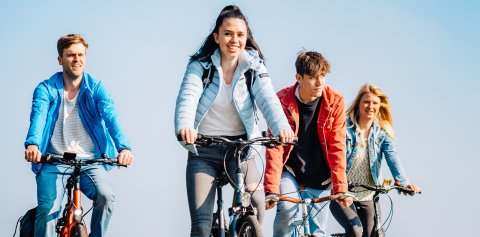 Vier junge Menschen auf ihren Fahrrädern