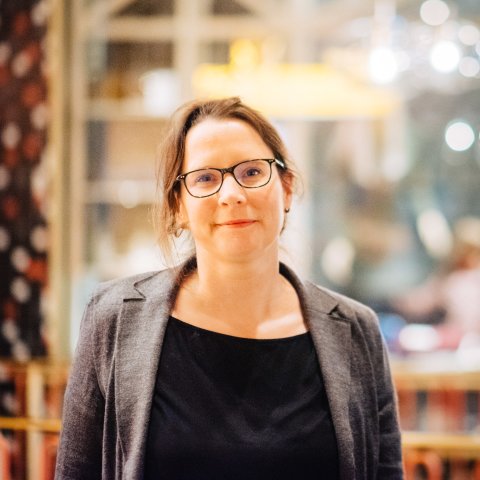 Frau guckt in die Kamera