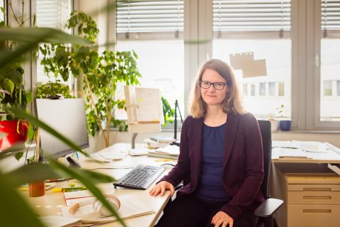 Prof. Dr. Simone Scherger am Schreibtisch