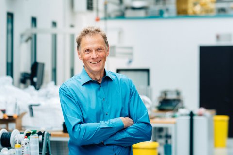 Ein Mann in einem Labor