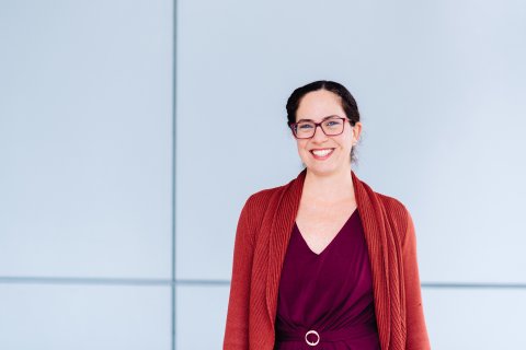 Wissenschaftlerin Dr. Alice Lefebvre steht vor einer Wand