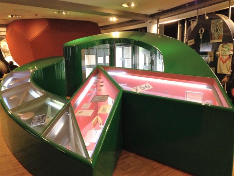 Zu sehen ist das grüne Werder-W als Vitrine im Werder-Museum.