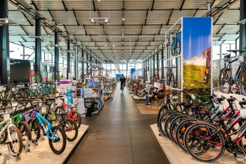 Innenansicht eines Fahrradcenters mit vielen verschiedenen Fahrrädern.