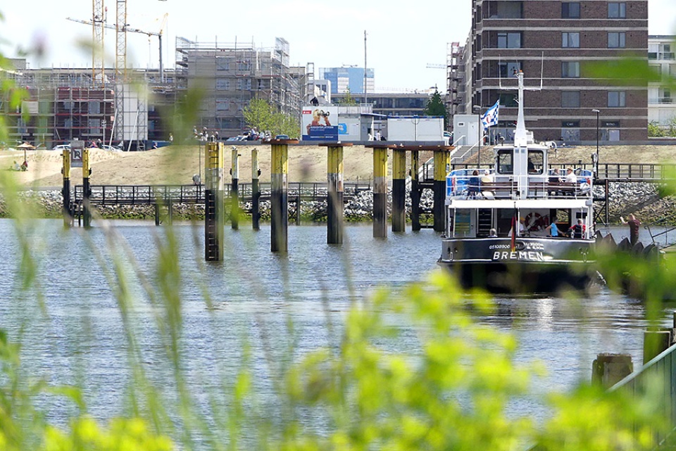 Die Weserfähre Pusdorp hält am Waller Sand, dem Stadtstrand in der Bremer Überseestadt