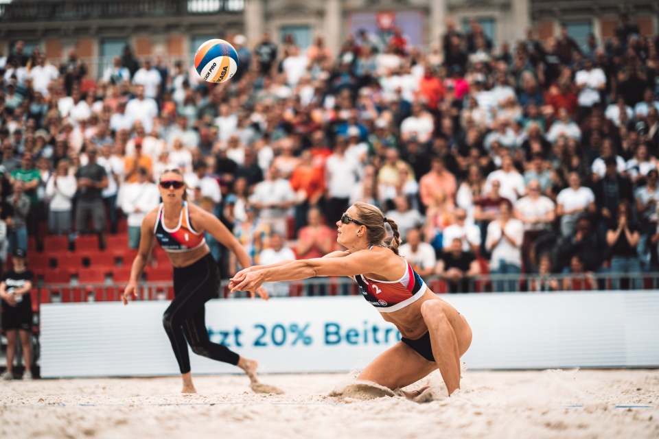 Zwei Frauen, die Beachvolleyball spielen. 