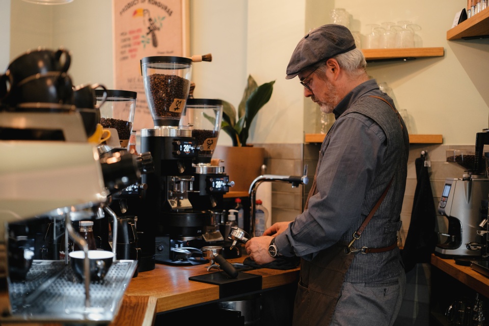 Kaffeebohnen werden vom Besitzer der Glücksbohne Bremen gemahlen.
