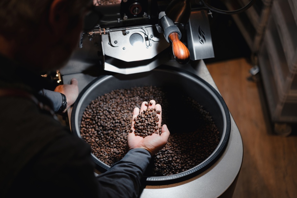 Kaffeebohnen werden geröstet.
