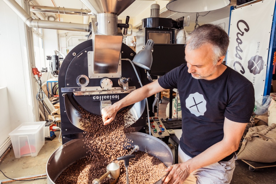 Ein Mann röstet Kaffee